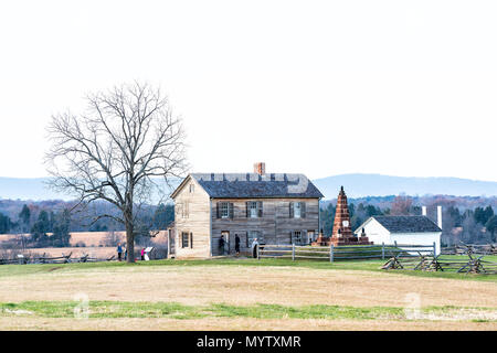 Manassas, USA - November 25, 2017: Altes Bauernhaus Bauernhof Gebäude aus Holz haus in National Battlefield Park in Virginia, wo Bull Run Schlacht gekämpft wurde Stockfoto