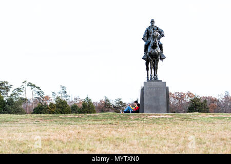 Manassas, USA - November 25, 2017: Statue von Stonewall Jackson und viele Touristen Menschen in National Battlefield Park in Virginia, wo Stier Ru sitzen Stockfoto