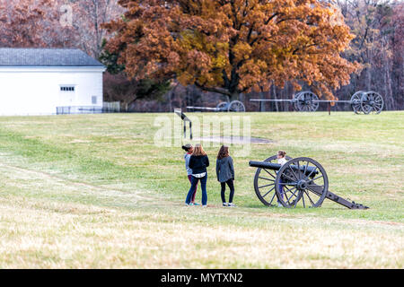 Manassas, USA - 25. November 2017: Alte Kanonen in National Battlefield Park in Virginia, wo Bull Run Schlacht gekämpft wurde, Menschen Touristen Stockfoto