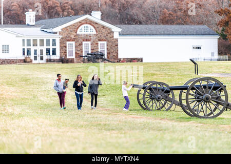 Manassas, USA - 25. November 2017: Alte Kanonen, Menschen Touristen wandern in National Battlefield Park in Virginia, wo Bull Run Schlacht gekämpft wurde Stockfoto