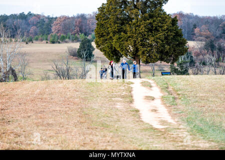 Manassas, USA - 25. November 2017: Menschen zu Fuß auf den Weg in das Feld Hügel wiesen in National Battlefield Park in Virginia, wo Bull Run Schlacht war f Stockfoto