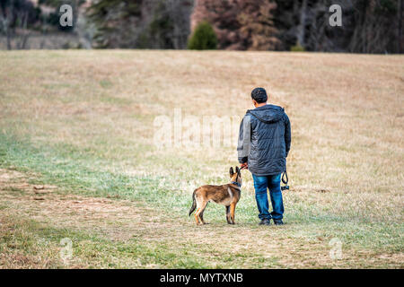 Manassas, USA - 25. November 2017: Menschen zu Fuß auf den Weg in das Feld Hügel wiesen in National Battlefield Park in Virginia, touristische mit Hund Stockfoto