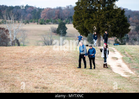 Manassas, USA - November 25, 2017: People Fotograf zu Fuß auf den Weg in das Feld Hügel wiesen in National Battlefield Park in Virginia, wo Bull Run Stockfoto