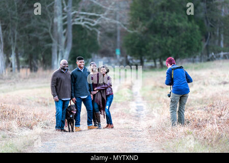 Manassas, USA - November 25, 2017: People Fotograf während Familie Foto schießen in National Battlefield Park in Virginia, wo Bull Run Schlacht war fo Stockfoto