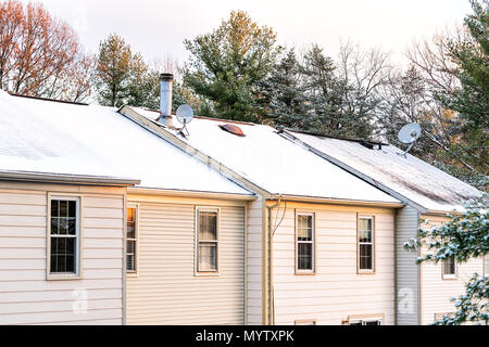 Nahaufnahme von Haus townhomes rowhouse Dach Dach mit Schornsteinen in weiß winter schnee bedeckt, der kalten Jahreszeit in Virginia Stockfoto