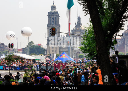 Mexiko City, Mexiko - 27. Juni 2015: Zocalo-platz voller Zuschauer, die Showrun, mit dem CD-MX-Logo auf der Front und Mexico City Metropolitan Kathedrale im Hintergrund, an der Infiniti Red Bull Racing F1 Showrun. Stockfoto