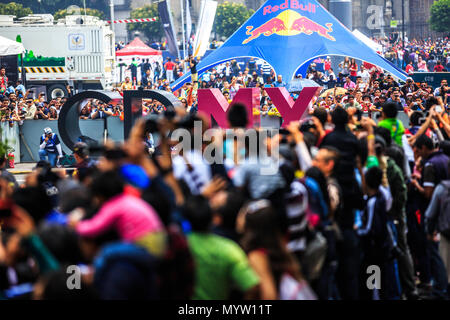 Mexiko City, Mexiko - 27. Juni 2015: CD MX Logo im Hintergrund, an der Infiniti Red Bull Racing F1 Showrun. Stockfoto