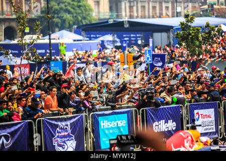 Mexiko City, Mexiko - 27. Juni 2015: Das Publikum Aufnehmen von Bildern und Videos zu Daniel Ricciardo, am Infiniti Red Bull Racing F1 Showrun. Stockfoto