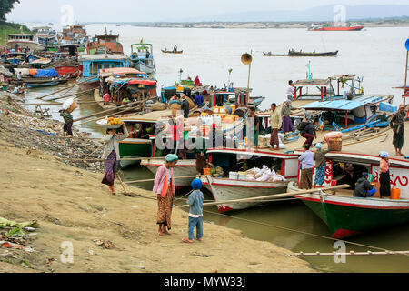 Lokale Leute, die in einem Lkw am Ayeyarwady Fluss Hafen in Mandalay, Myanmar. Ayeyarwady Fluss ist der grösste Fluss in Myanmar. Stockfoto