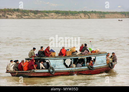 Lokale Leute reiten in einem Boot auf Ayeyarwady Fluss in der Nähe von Mandalay, Myanmar. Ayeyarwady Fluss ist der grösste Fluss in Myanmar. Stockfoto