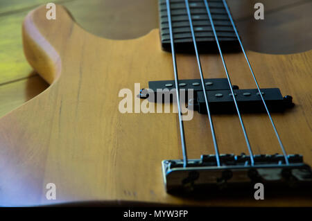 Holz E-Bass Closeup von Strings Stockfoto
