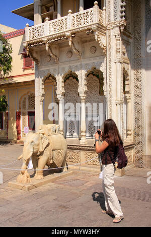 Tourist, Foto von Rajendra Pol in Jaipur City Palace, Rajasthan, Indien. Palace war der Sitz der Maharaja von Jaipur, der Leiter des Kachwaha Stockfoto