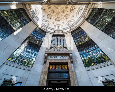 Bush House London - das Portico des Bush House in Kingsway, jetzt Teil des Kings College Strand Campus, früher der Hauptsitz des BBC World Service. Stockfoto