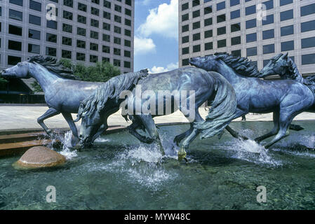 1992 HISTORISCHE MUSTANGS OF LAS COLINAS SKULPTUR („ROBERT GLEN 1984“) WILLIAMS SQUARE IRVING TEXAS USA Stockfoto