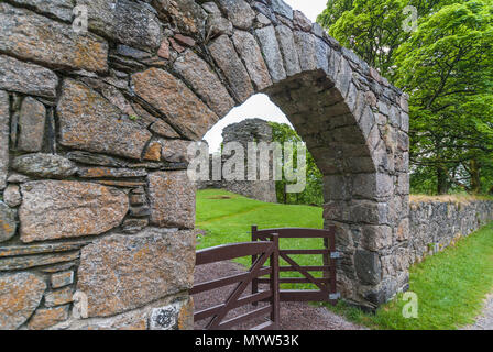 Torlundy, Schottland - Juni 11, 2012: Naturstein Tor mit dreieckiger Bogen in die Domäne von Inverlochy Castle in der Nähe von Fort William. Grünes Gras und Baum Stockfoto