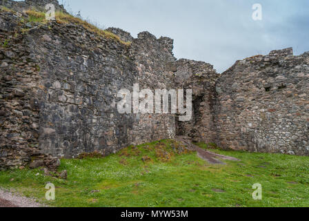 Torlundy, Schottland - Juni 11, 2012: Naturstein Stadtmauer von Inverlochy Castle in der Nähe von Fort William. Innenansicht. Grünes Gras und leichten blauen Himmel. Stockfoto