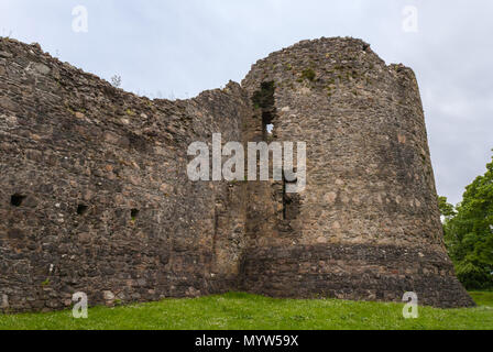 Torlundy, Schottland - Juni 11, 2012: Naturstein Stadtmauer mit Eckturm von Inverlochy Castle in der Nähe von Fort William. Blick von Außen. Grünes Gras und lig Stockfoto