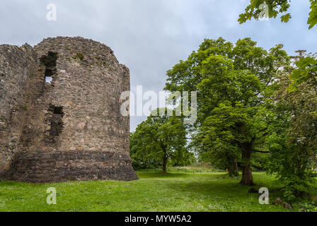 Torlundy, Schottland - Juni 11, 2012: Naturstein Stadtmauer mit Eckturm von Inverlochy Castle in der Nähe von Fort William. Außenansicht mit Bäumen. Grün gr Stockfoto