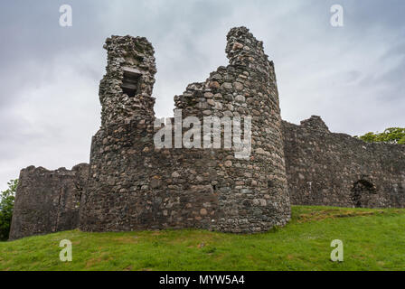 Torlundy, Schottland - Juni 11, 2012: die Ruinen von Naturstein Befestigungsanlage mit Comyn Turm von Inverlochy Castle in der Nähe von Fort William. Außenansicht mit grünem g Stockfoto