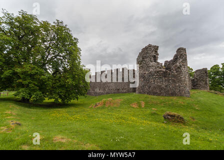 Torlundy, Schottland - Juni 11, 2012: die Ruinen von Naturstein Befestigungsanlage mit Comyn Turm von Inverlochy Castle in der Nähe von Fort William. Außenansicht mit Baum, g Stockfoto