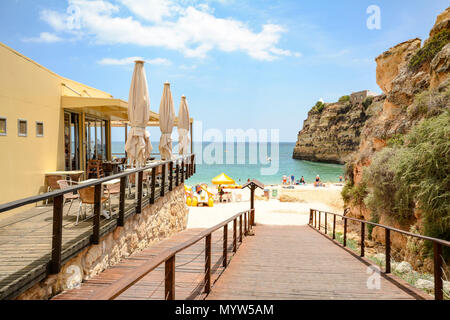 Gehweg zu Praia da Senhora da Rocha - Strand in der Nähe von Lagoa Algarve Portugal Stockfoto