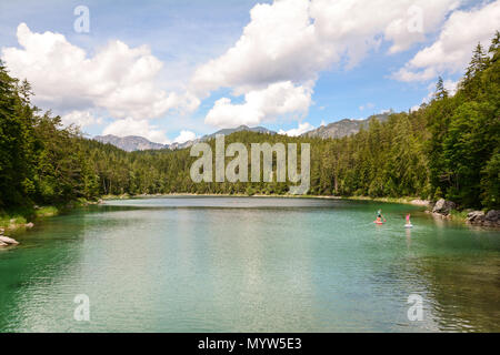 Stand Up Paddling am Eibsee in den Bayerischen Alpen in der Nähe von Garmisch Partenkirchen, Bayern Deutschland Stockfoto