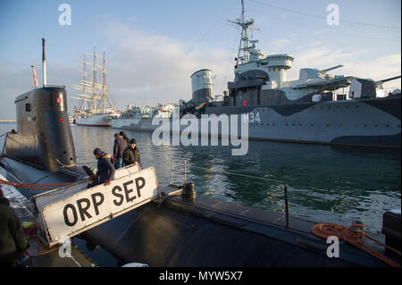 Polnische kobben U-Boot ORP Sep 295 und Museumsschiff ORP Blyskawica in Gdynia, Polen. 14. Januar 2017 © wojciech Strozyk/Alamy Stock Foto Stockfoto