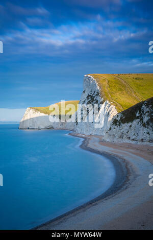 Sonnenaufgang über Fledermäuse Kopf und die weißen Felsen der Jurassic Coast in der Nähe von Durdle Door, Dorset, England Stockfoto