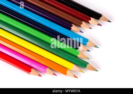 Wooden Bleistifte auf weißem Hintergrund. Close Up. Kunst und Bildung Konzept Stockfoto