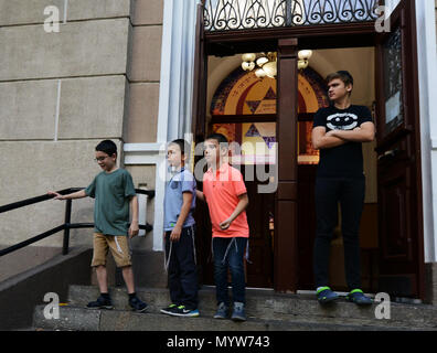 Jüdische Jungen außerhalb des Tikva Synagoge in Odessa, Ukraine. Stockfoto