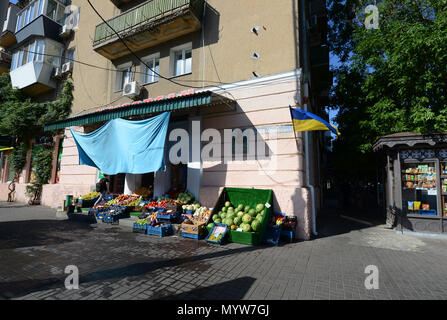 Eine kleine Obst & Gemüse shop in Odessa, Ukraine. Stockfoto