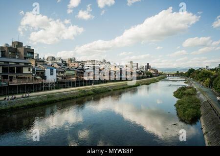 Blick auf Kyoto und dem Fluss Kamo Stockfoto