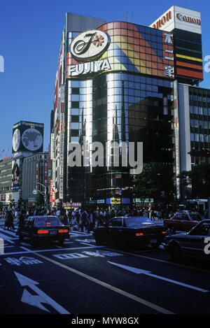 1992 historische SUKIYABASHI KREUZUNG HARUMI DORI AVENUE GINZA TOKYO HONSHU JAPAN Stockfoto