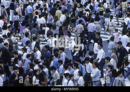 1992 historische Überqueren der Straße Kreuzung SHIBUYA TOKYO JAPAN Stockfoto