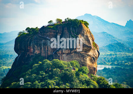 Spektakuläre Aussicht auf den Lion Rock von grünen reiche Vegetation umgeben. Bild von pidurangala Felsen Sigiriya, Sri Lanka. Stockfoto