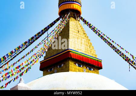 Weisheit Auge auf auch ein Swayambhunath Stupa wie Monkey Tempel bekannt. Swayambhunath Stupa ist eine uralte religiöse Architektur auf einem Hügel in Kathmandu Stockfoto