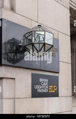 Fabrikschild des internationalen Anwaltskanzlei Bryan Cave Leighton Paisner außerhalb der Londoner Zentrale Büros in Adelaide House in der Stadt London EC4 Stockfoto