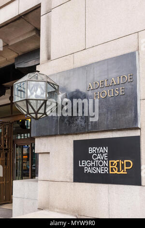 Fabrikschild des internationalen Anwaltskanzlei Bryan Cave Leighton Paisner außerhalb der Londoner Zentrale Büros in Adelaide House in der Stadt London EC4 Stockfoto