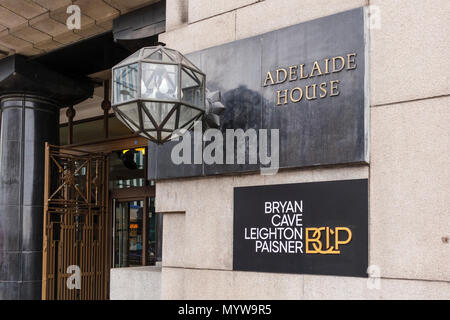 Fabrikschild des internationalen Anwaltskanzlei Bryan Cave Leighton Paisner außerhalb der Londoner Zentrale Büros in Adelaide House in der Stadt London EC4 Stockfoto