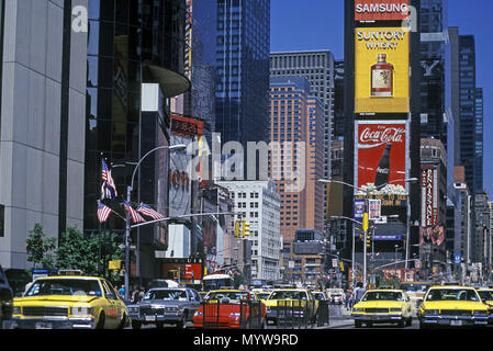 1992 historische GELBE CHEVROLET IMPALA TAXIS (© GENERAL MOTORS CO 1985) TIMES SQUARE MANHATTAN NEW YORK CITY USA Stockfoto