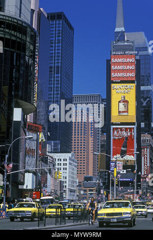 1992 historische GELBE CHEVROLET IMPALA TAXIS (© GENERAL MOTORS CO 1985) TIMES SQUARE MANHATTAN NEW YORK CITY USA Stockfoto