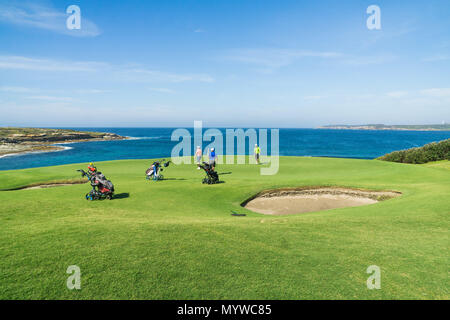 Einige Spieler auf einem der malerischen Grüns an der New South Wales Golf Club in der Botany Bay, Sydney Stockfoto