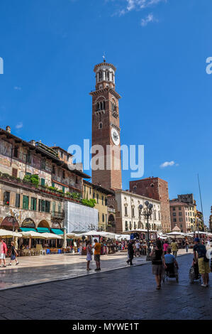 Piazza delle Erbe, beliebte Verona Platz mit Markt Stockfoto