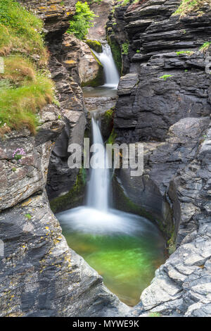 Wasserkaskaden über einem der malerischen Wasserfällen in St. nectan's Glen Cove in der Nähe Bossiney North Cornwall. Stockfoto