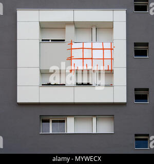 Mit Klebeband an der Wand von Gebäude Exterieur in Frankreich. Clermont Ferrand. Auvergne. Frankreich Stockfoto