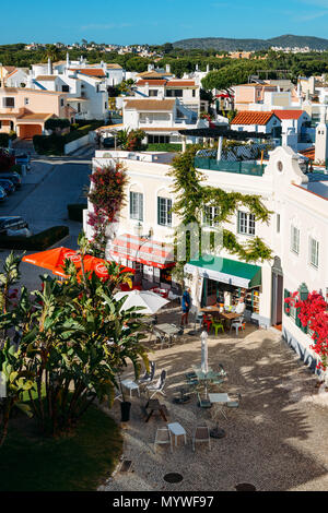 Das alte Dorf in der Algarve, Portugal, ist eine Sammlung von 280 Eigenschaften in 18. Jahrhundert portugiesischen und englischen Architektur im Zentrum Der Pinhal Golfplatz in Vilamoura, Algarve eingebettet gebaut Stockfoto