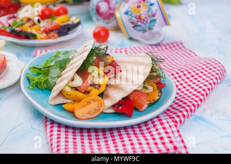 Tortilla mit Gemüse und Lachs. Fitness Nahrung. Gesundes Mittagessen. Gemüse und Fisch. Sommer Menü. Ernährung, Stockfoto