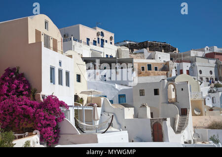 September 5, 2014: Oia, Santorini Griechenland: schöne Wohnungen Wurf ein Berg in Oia, Griechenland mit rosa, gelben und weißen Gebäuden Stockfoto