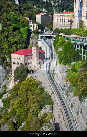 Mai 24, 2016 - Montserrat, Spanien: eine Eisenbahn Auto erlaubt Touristen zu erklimmen und die Aussicht auf das Kloster Montserrat Stockfoto