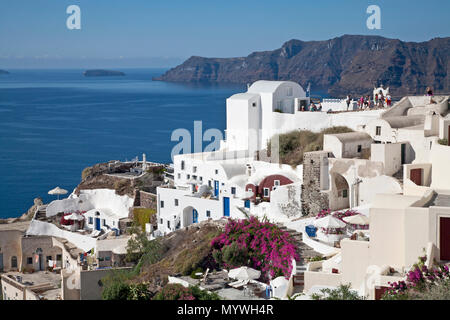 September 5, 2014: Oia, Santorini, Griechenland: Die Insel der Oia in Griechenland vom Wasser aus gesehen, mit Wohnungen und Gebäude auf einem Hügel Stockfoto